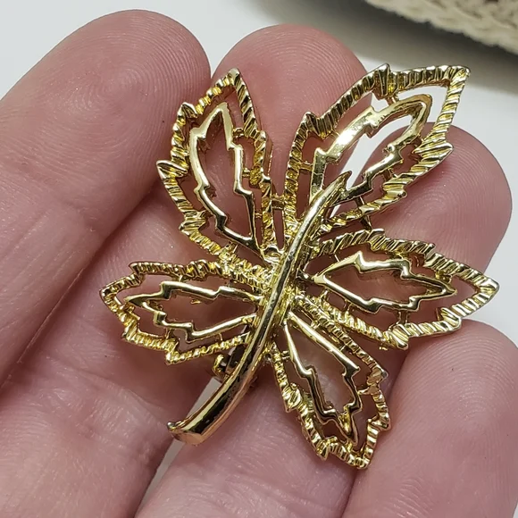 Vintage Golden Maple Leaf Brooch - Picture 3 of 5